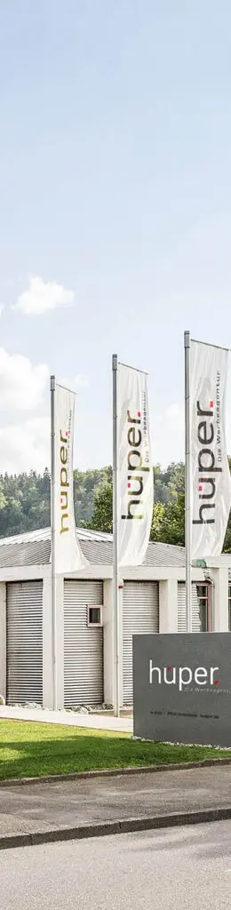 Haupteingang der Werbeagentur Hüper mit Fahnen – 4