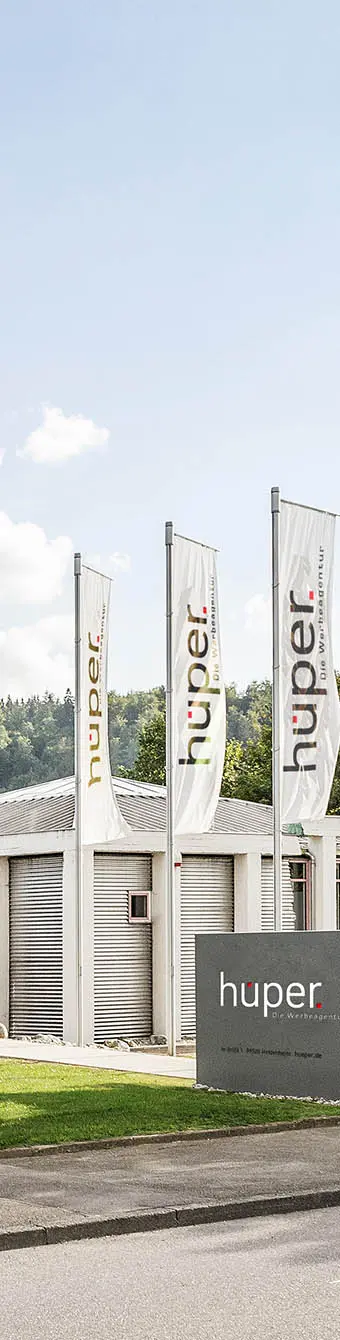 Haupteingang der Werbeagentur Hüper mit Fahnen – 4