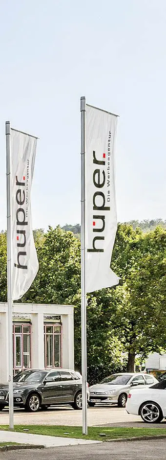 Haupteingang der Werbeagentur Hüper mit Fahnen – 5