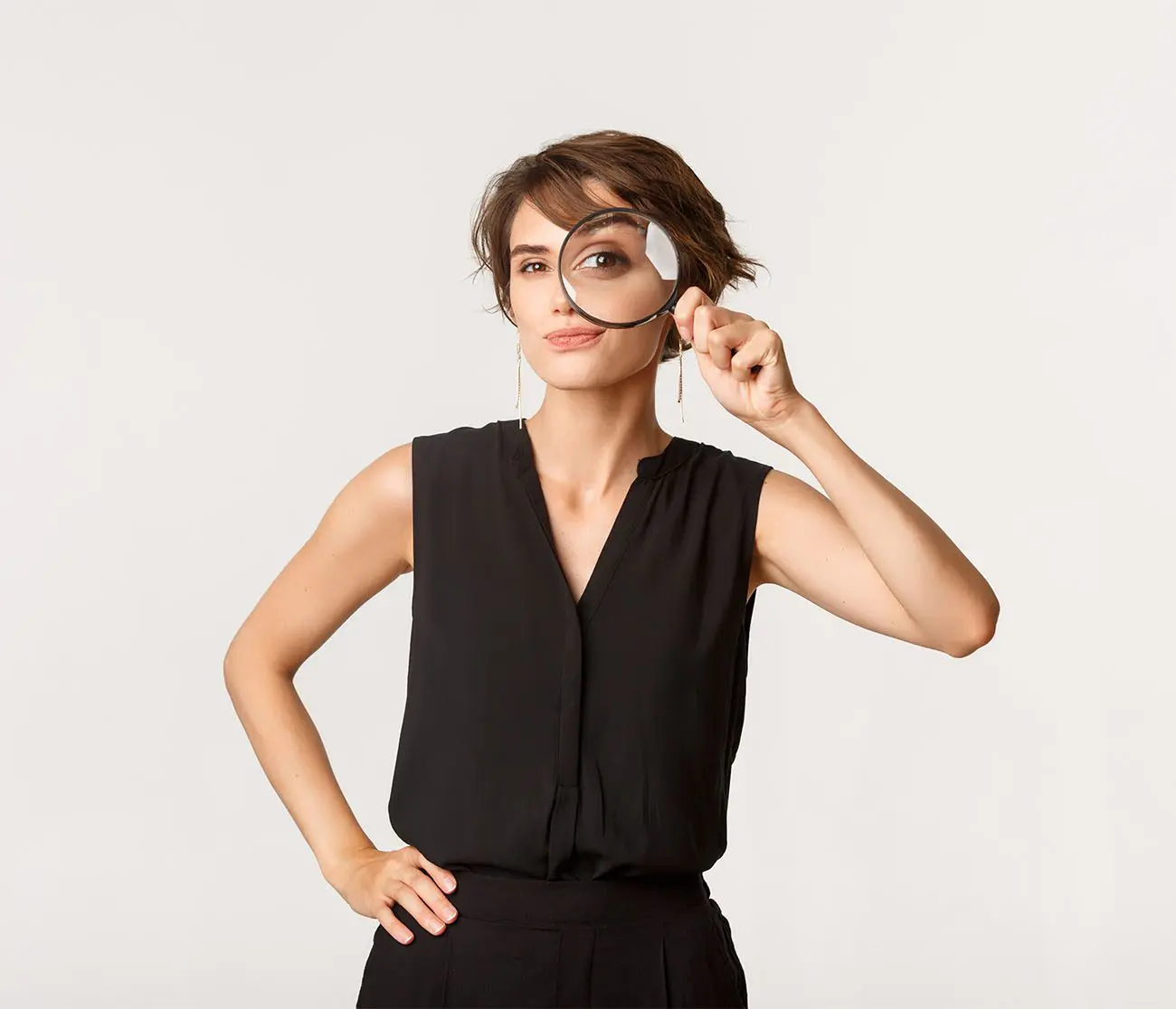 Frau die durch eine Lupe schaut – SEO Optimierung