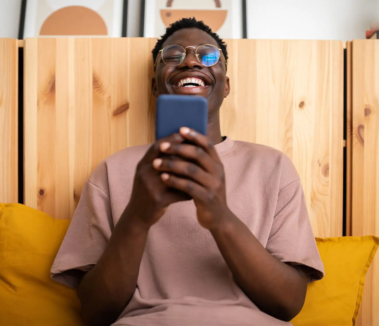 Glücklicher Mann mit Smartphone