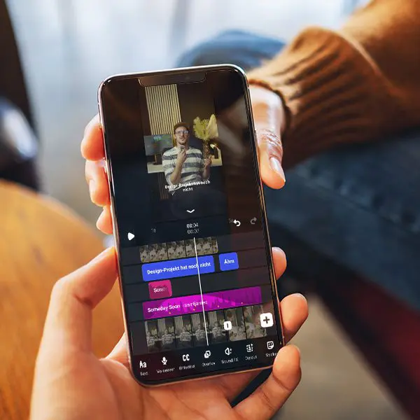 Person bearbeitet ein Video mit Untertiteln auf dem Smartphone in der Instagram Edits App.