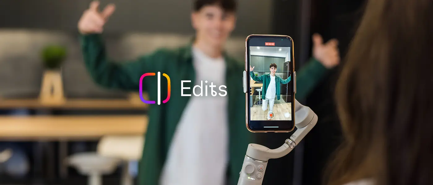 Person wird beim Aufnehmen eines Videos mit Smartphone auf Stativ gefilmt.