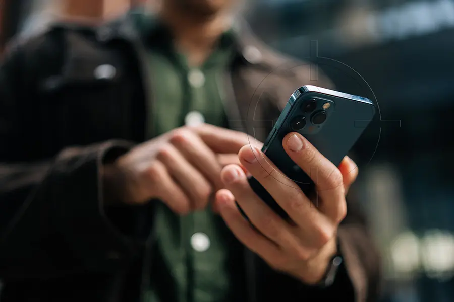Person mit Smartphone in der Hand