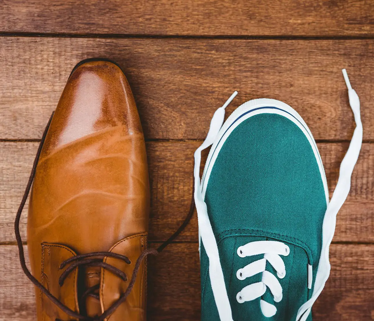 Zwei unterschiedliche Schuhe zeigen den Unterschied