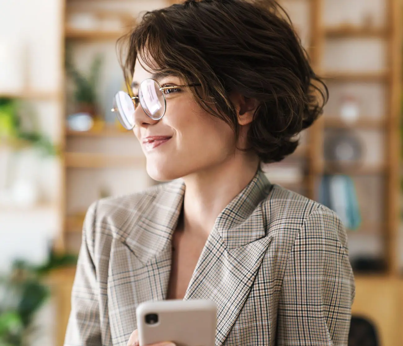 Business Frau mit Handy in der Hand