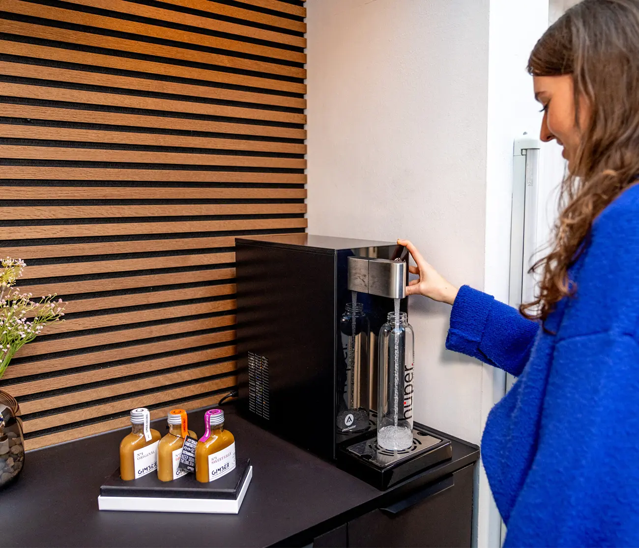 Ausprobieren des neuen Wasserspenders in der Agentur